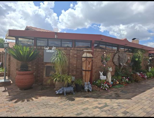 4 BEDROOM TOWNHOUSE FOR SALE IN DAL FOUCHE